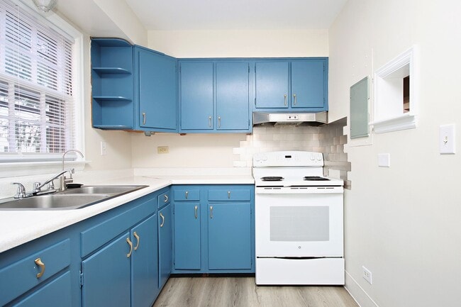 Building Photo - Student-Friendly Ivy Rd Apartment Near Foods of All Nations