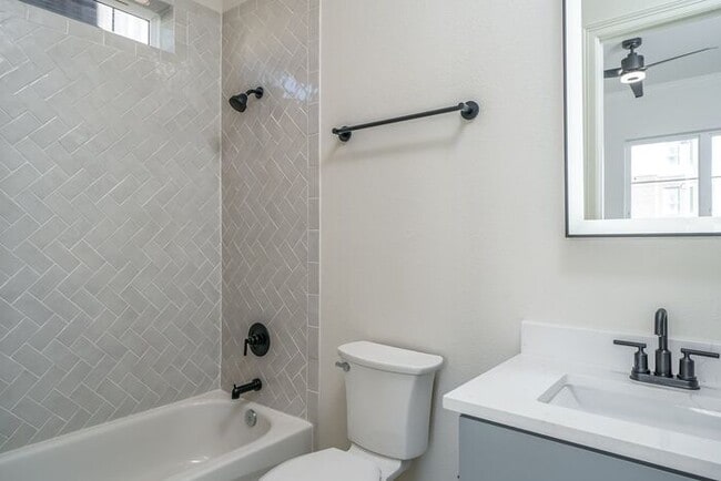 Foto del edificio - Luxury 3 bedroom, 3.5 Bath, 2 Car Garage Townhome