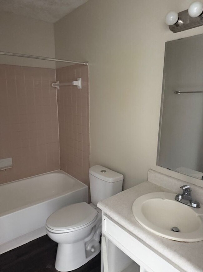 Building Photo - Downstairs unit available now