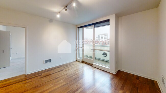 Building Photo - 555 4th St