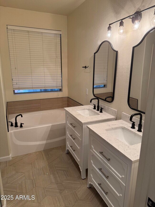 Building Photo - 4022 E Cherry Hills Dr