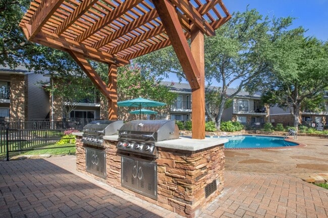 Building Photo - MIA Forest Oaks