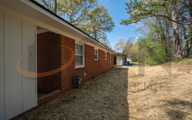 Foto del edificio - Enjoy Modern Living in This Beautifully Updated 3BR, 1.5BA Durham Home!