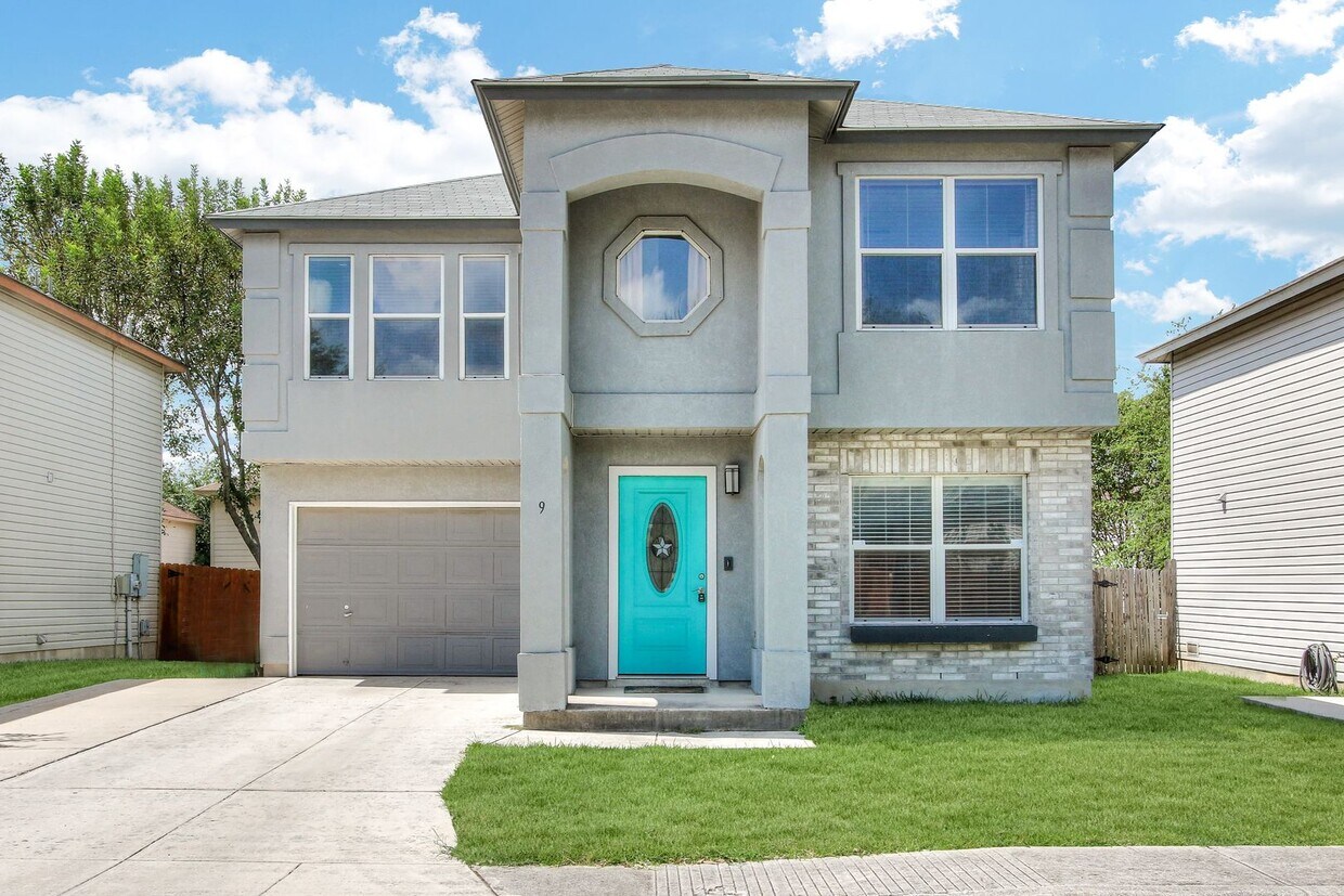 Foto principal - Luxury Meets Convenience in This Ideally L...