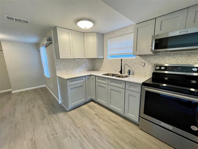 Foto del edificio - 8215 North Brks St-