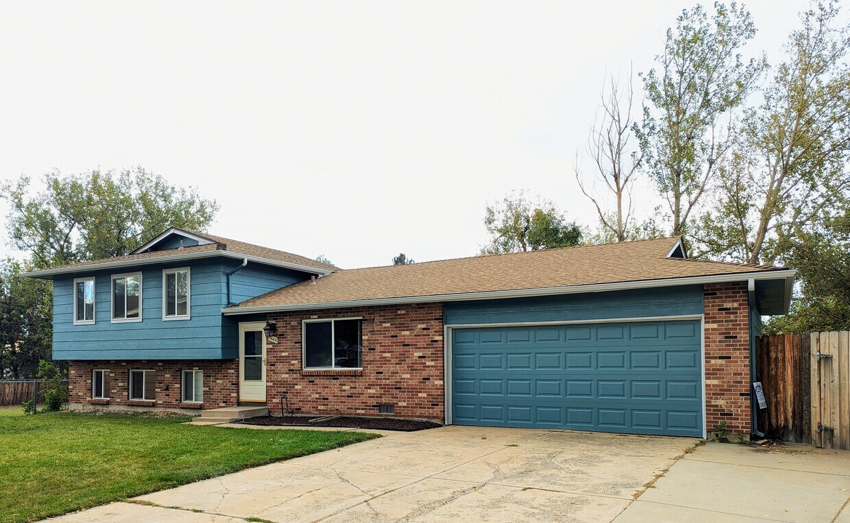 Large front yard with extended 2-car garage - 4666 S Garland Way