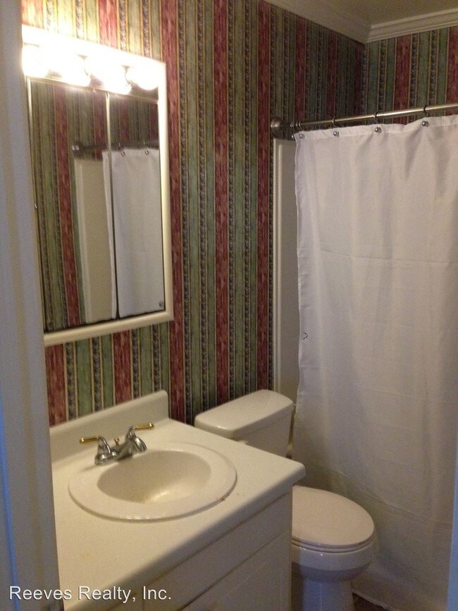 Building Photo - 3 br, 1 bath House - 9 Elm Street