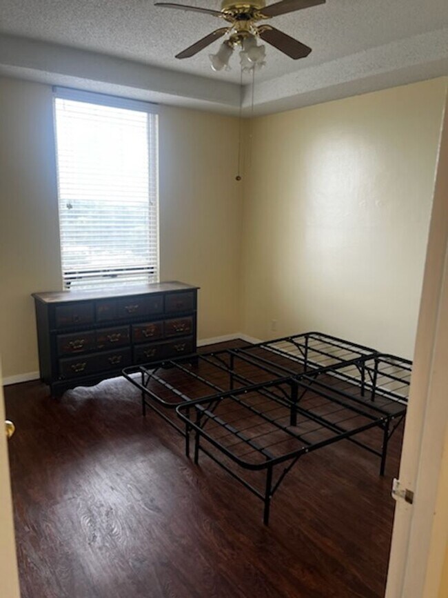 Foto del edificio - Midtown High Rise Apartment Available Now