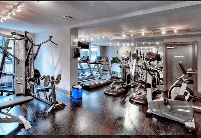 Building Photo - Large 1+1(2nd bedroom) Unit with Parking a...