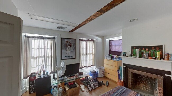 Foto del edificio - 23 Forest Street, Unit Front (3rd floor)
