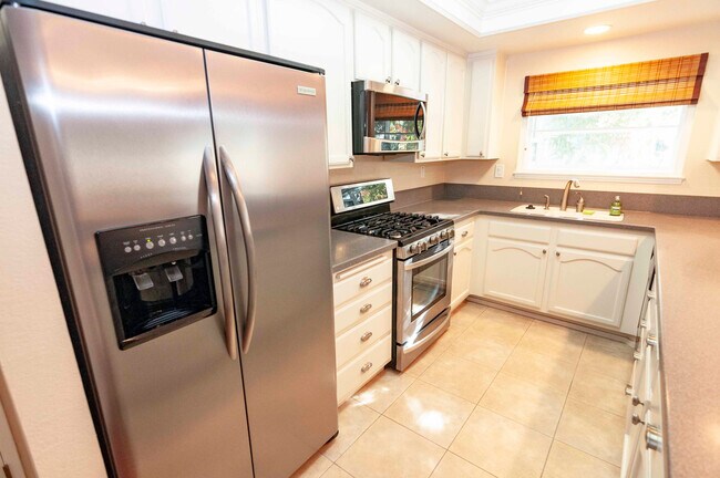Building Photo - Quiet and Spacious 2 story townhouse in be...
