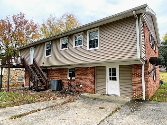 Building Photo - 2804 Broadview Dr NW