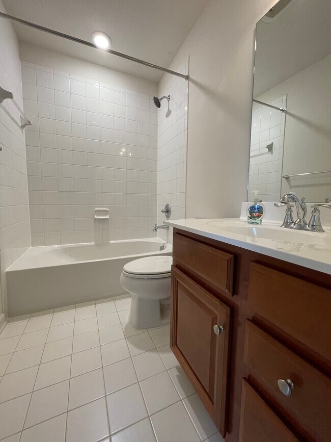 Hall bath - 1124 Oakwood St