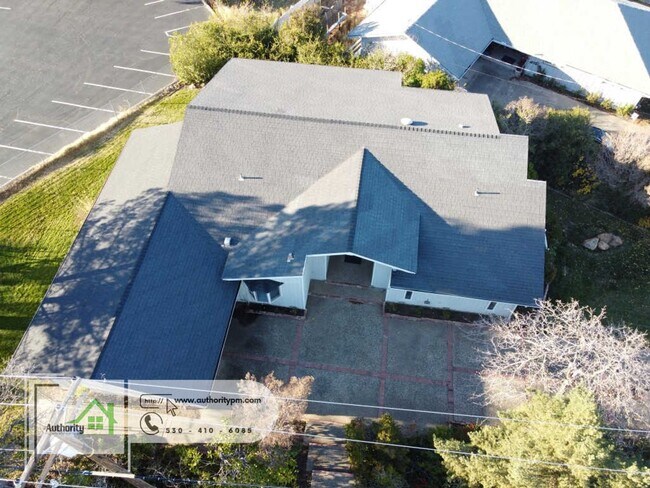 Foto del edificio - Larger West Redding Home, Landscaping Incl...