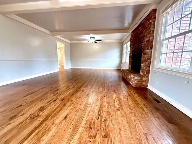 Building Photo - Beautiful 2BD 1BA Corner-Lot Home in the Village!!!