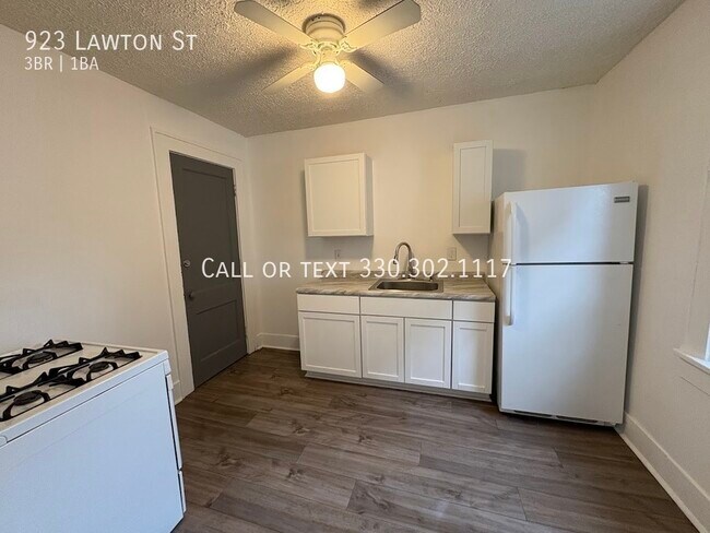 Building Photo - Three bedroom one bathroom home for rent