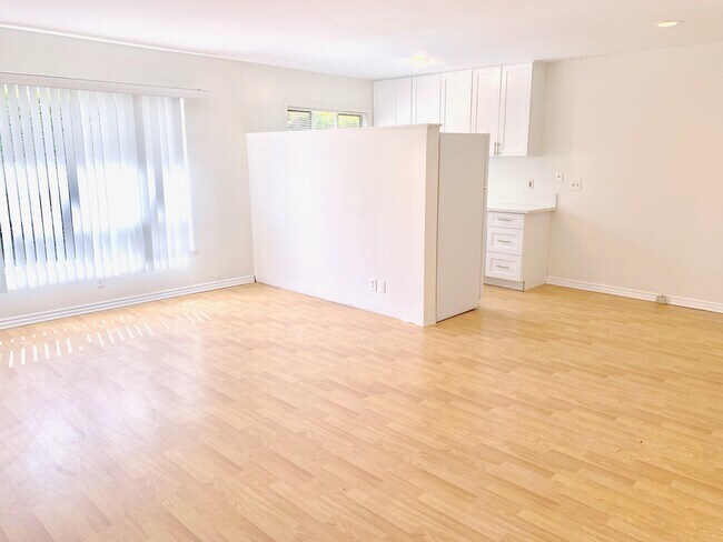 Building Photo - 360 S Reeves Dr