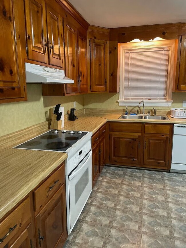 Foto del edificio - 1503 Westbury Dr - Furnished House