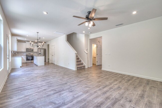 Building Photo - 523 Montrose Dr