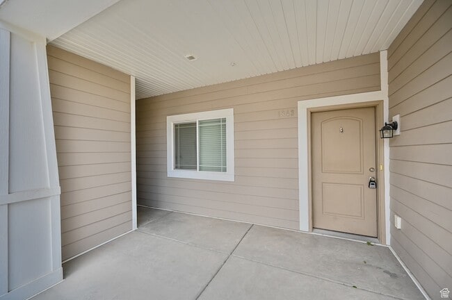 Building Photo - 1843 N Crest Rd