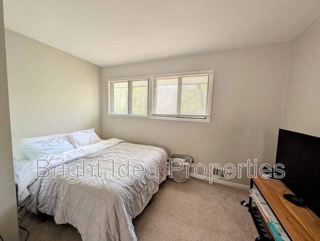 Foto del edificio - 2710 Upland Ln N