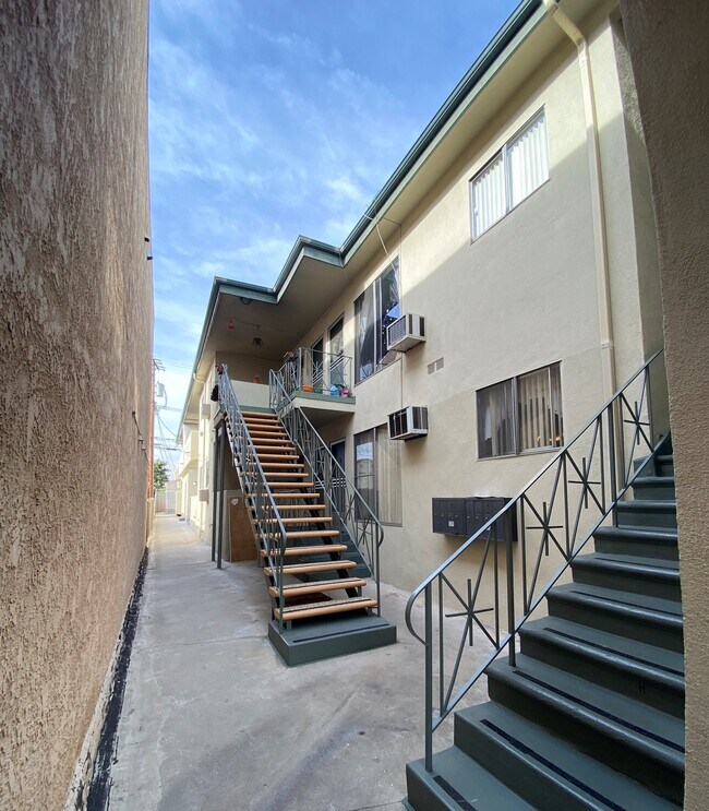 Courtyard - 241 E. Alameda Ave