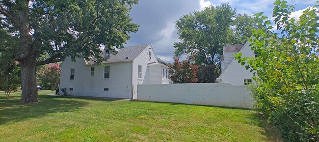 Building Photo - 4 BR / 3 BA Amazing Four bedroom Cape with...