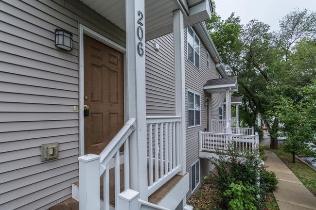 Photo - 202 E 20th - 4-Bed/3-Bath Townhouse - Walking distance to stadium!