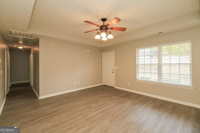 Building Photo - 7 Mineral Springs Ct