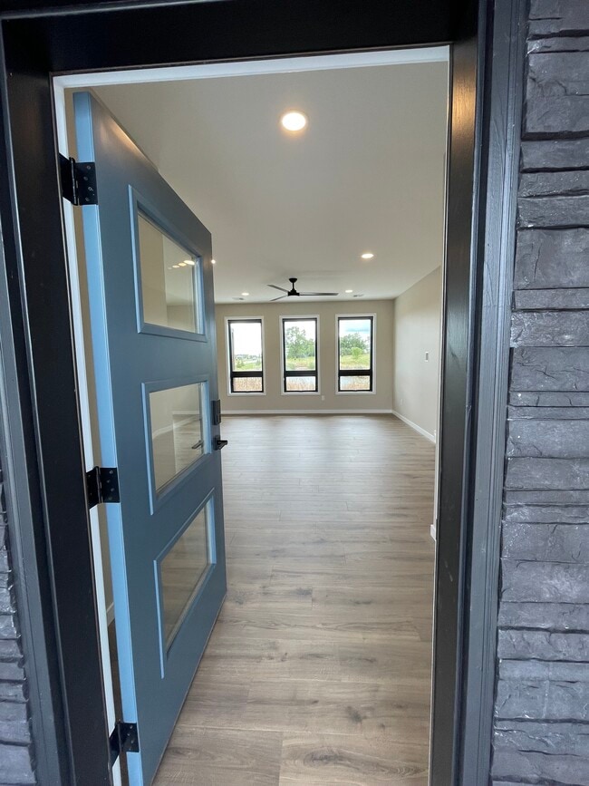 Building Photo - 328 E Blue Bell Dr