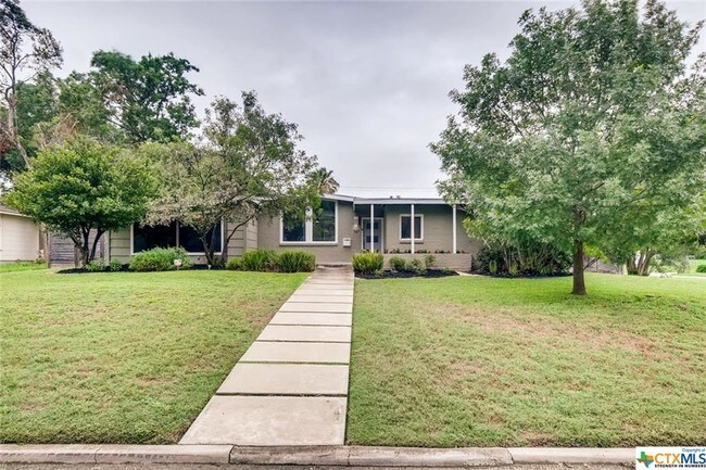 Foto del edificio - 921 Ivy Ln