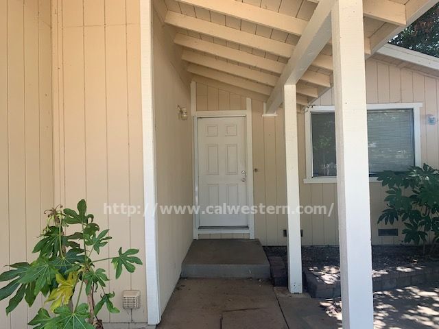 Building Photo - Spacious Duplex In Convenient Location