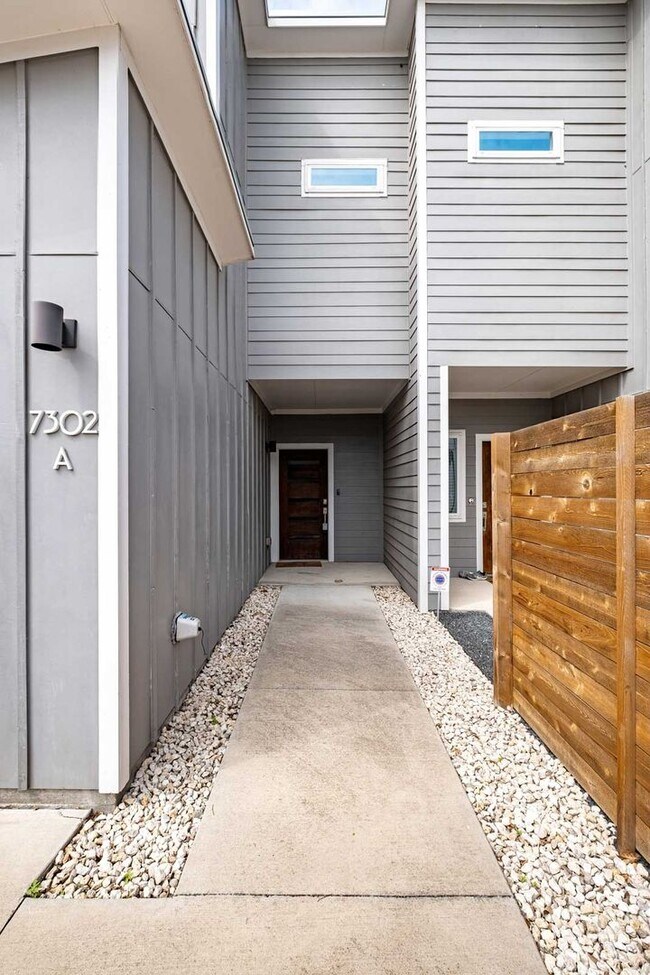 Foto del edificio - 7302 Bennett Ave