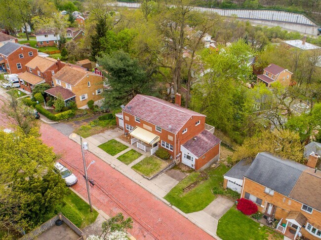 Foto del edificio - AVAILABLE SEPT 1ST! UPDATED 2-bedroom townhouse in Overbrook!