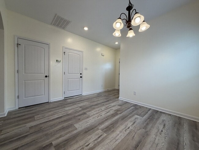 Building Photo - 302 E Franck St