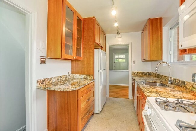 Building Photo - 3317 Glenway Dr