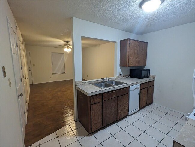 Building Photo - 669 N Betty Jo Dr