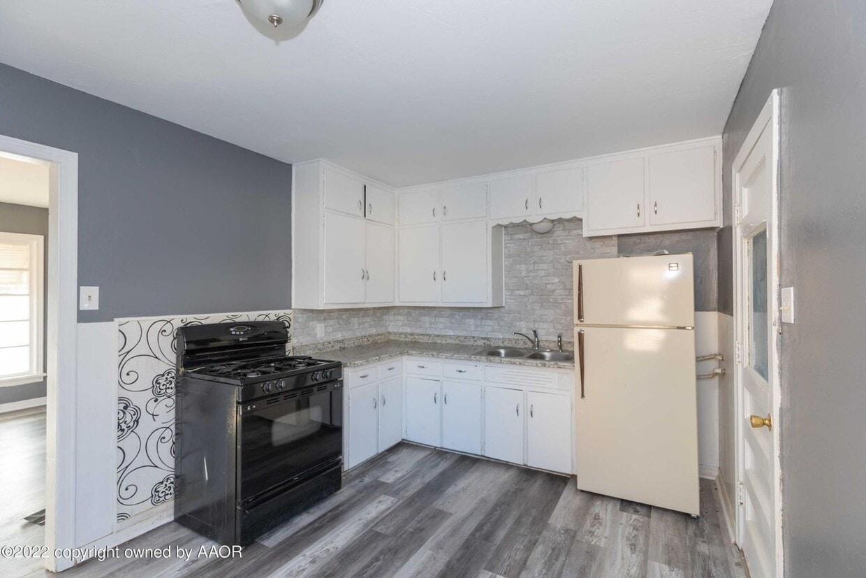 Building Photo - Updated and Move in ready! Fenced in frontyard