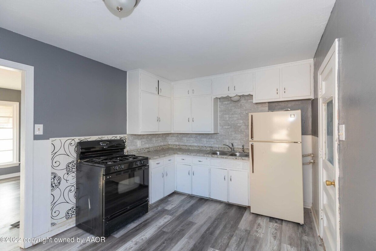 Foto del edificio - Updated and Move in ready! Fenced in frontyard