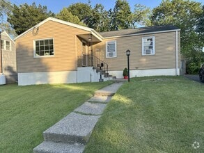 Building Photo - 603 Goldenrod Ave