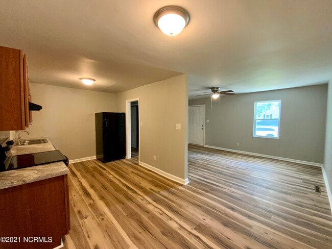 Building Photo - 504 Oak Ln