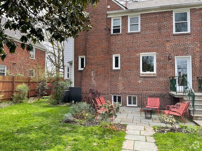 Building Photo - 1836 Varnum St NE