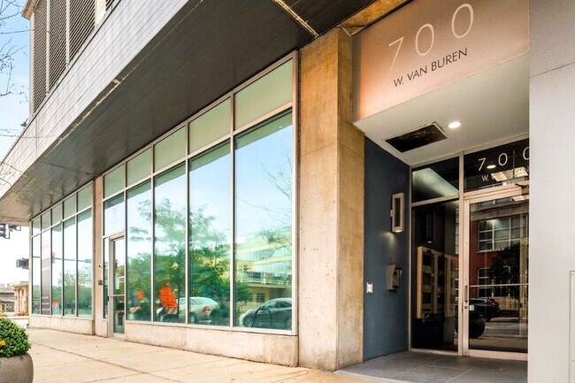Entrada del edificio - 700 W Van Buren St