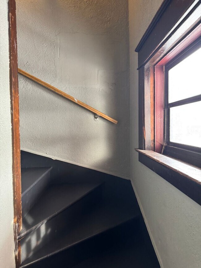 Foto del edificio - 2 bedroom 1 bath second floor unit