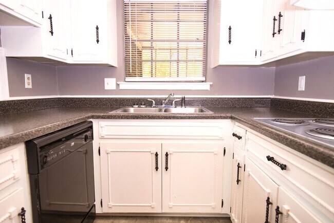 Building Photo - Beautiful Millbrook Home!