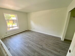 Building Photo - 25 Baycrest Dr