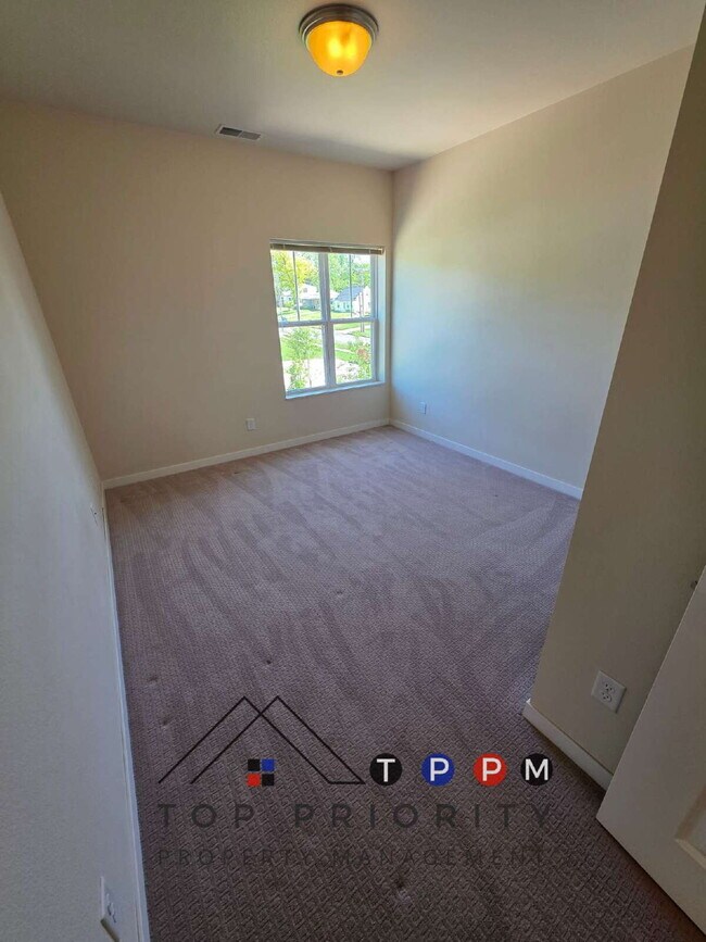 Foto del edificio - 2 Bedroom | 1 Bathroom 2nd Floor Apartment...