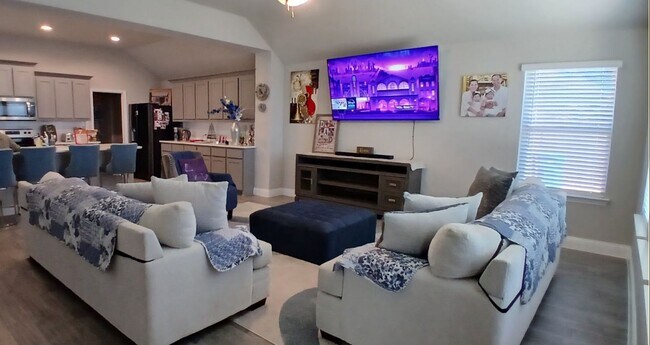 Foto del edificio - Bright & Open 3-Bedroom Home in Sought-Aft...