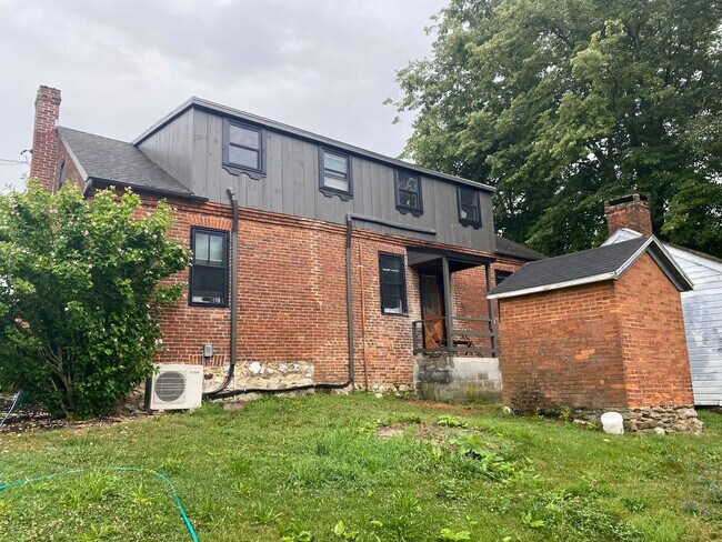 Building Photo - Available Now Charming 2-Bedrooms 2 Full B...