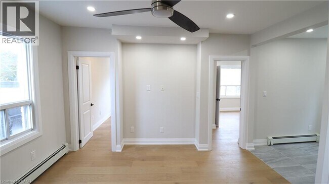 Photo du bâtiment - 2002 Queen St E